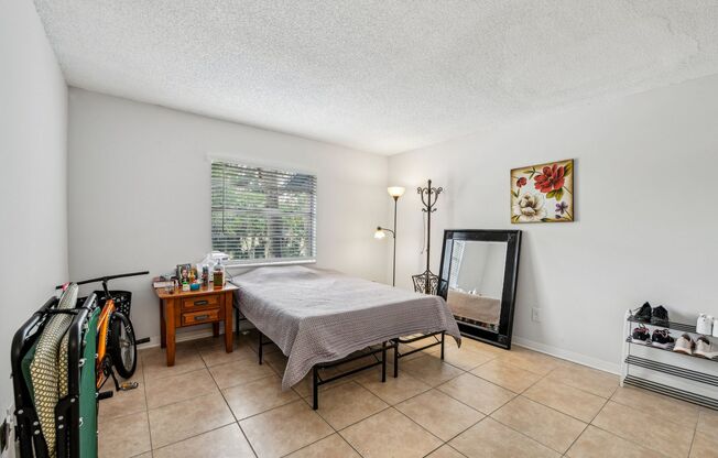 3 beds, 2 baths, 1,300 sqft, $1,800