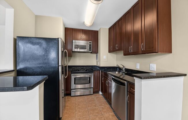 Light-filled 1Bd/1Bth in West End Condos in Alexandria!