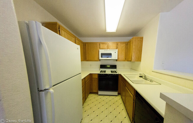 Summerlin area upper condo/vaulted ceilings/light and bright