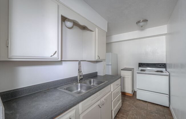 Studio, 1 bath, $975, Unit UNIT B