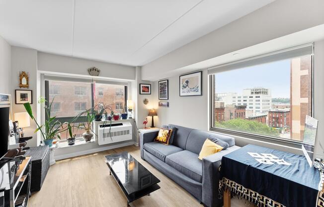 535 W 52 ST