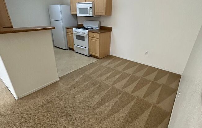 2nd floor Condo in Gate Community Near Sky Canyon