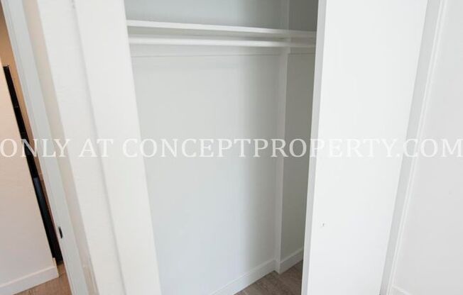 2 beds, 1 bath, 894 sqft, $1,599, Unit 04