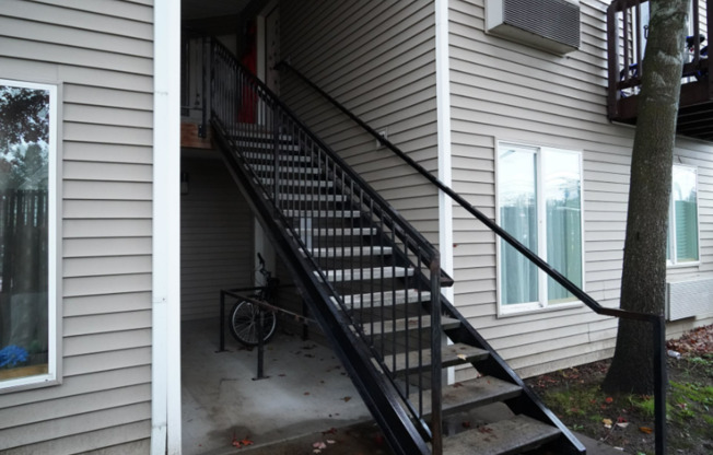 Bright 2-Bedroom Condo with Laminate Floors, Washer/Dryer & Off-Street Parking