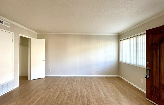 Cute Apartment in South Oceanside, One Block Away from Beach!