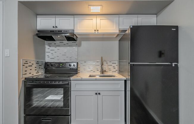 Charming first-floor efficiency! Heritage House Apartment