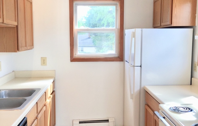 2 beds, 1 bath, $1,245, Unit 4