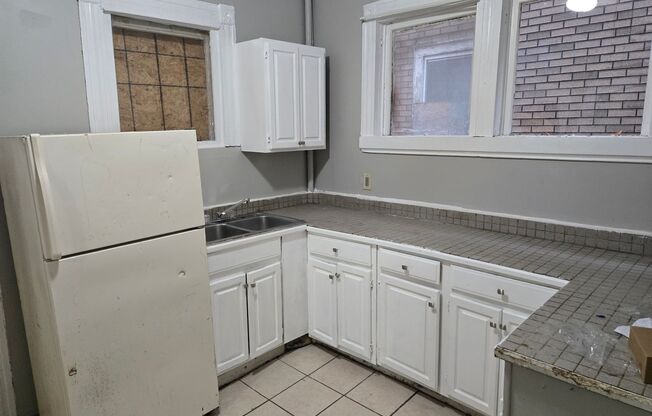 2 beds, 1 bath, $1,100, Unit 219 Elliot St Apt 1