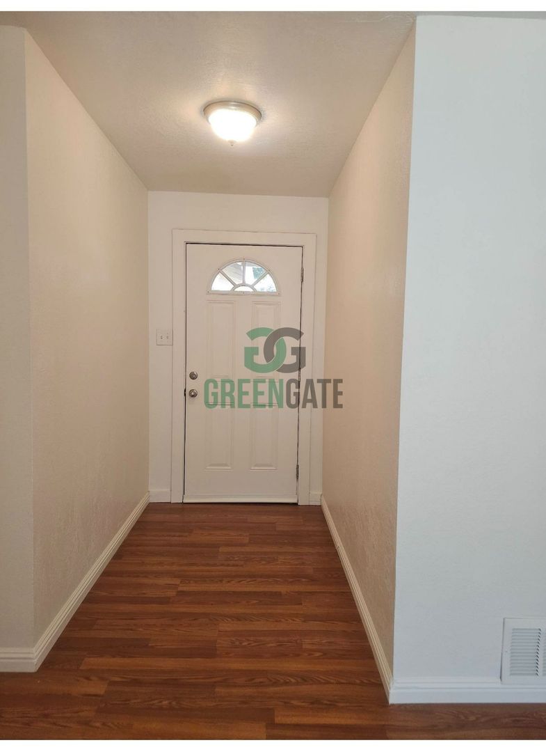 3 BEDROOM 2 BATH HOME MOVE IN READY IN MODESTO!
