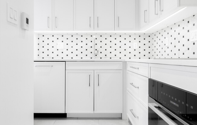 1 bed, 1 bath, 843 sqft, $8,200