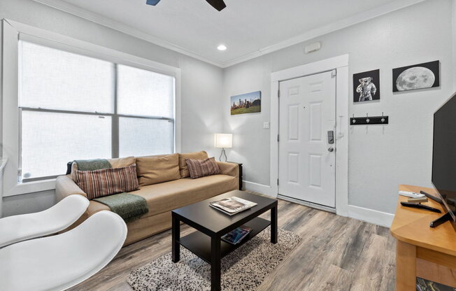 1 bed, 1 bath, 585 sqft, $1,300, Unit 1