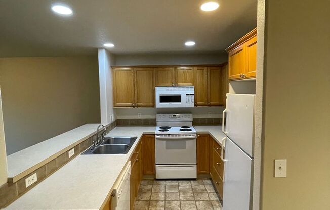 3 beds, 2.5 baths, 1,300 sqft, $1,900, Unit 408