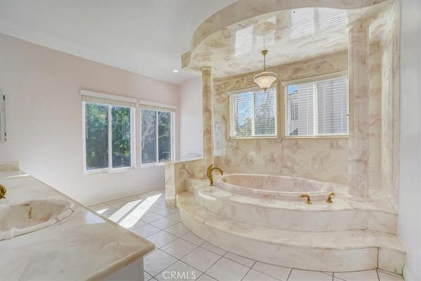 4020 CLARINDA DR