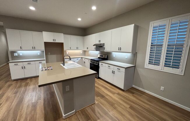 4-Bedroom Home with Community Amenities & Big Views in Santa Clarita!