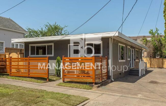 Bright & Beautiful Close-In SE Portland/Sellwood Duplex Most Utilities Included! Air Conditioning -Hardwood Floors & More!