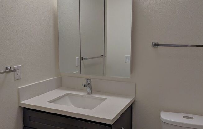 2 beds, 1 bath, 810 sqft, $2,095, Unit E107