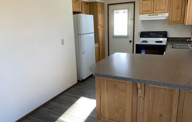 2 beds, 1 bath, 928 sqft, $1,750, Unit 2348 Umatilla