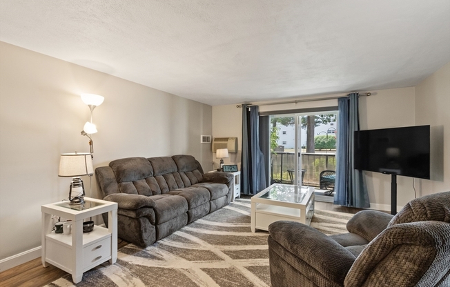 46 GREENTREE LN