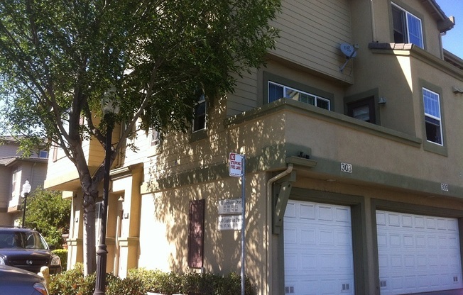 End unit ownhouse with garage walking distance to Great Mall