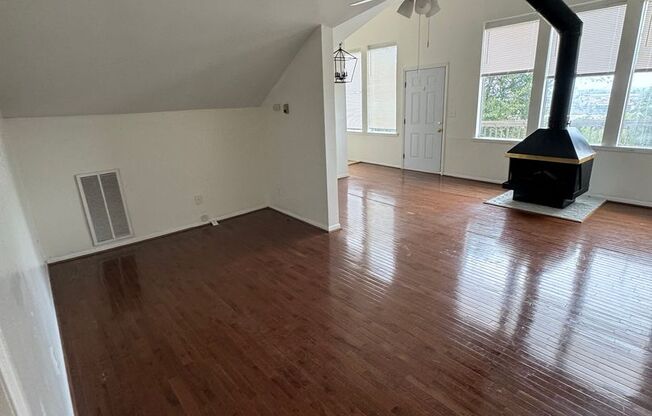 2 beds, 1 bath, $1,550, Unit Apt E