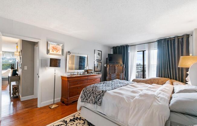 2 beds, 2 baths, 920 sqft, $4,100, Unit 6A