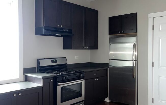 3 beds, 1 bath, $1,695, Unit 2R