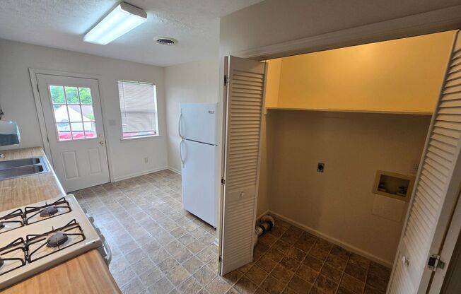 2 BR DUPLEX in Colonial Heights