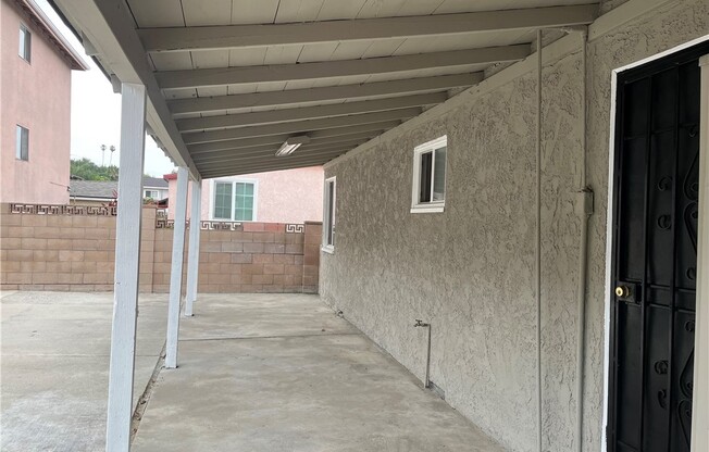 2835 BUDAU AVE