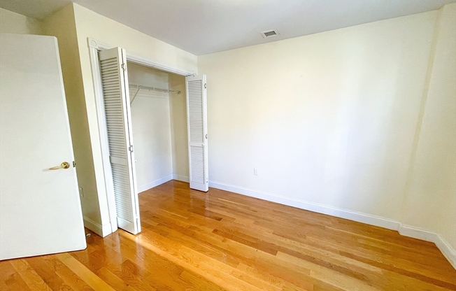 3 beds, 1 bath, 750 sqft, $4,600, Unit 204