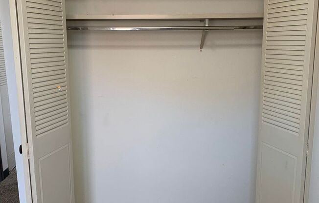 2 beds, 1 bath, $825, Unit 1502-23