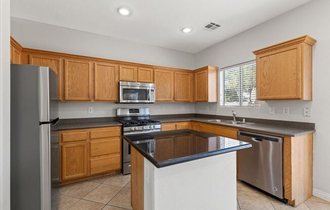 4bd Single Family Home with Large Backyard, Balcony, and No Carpet