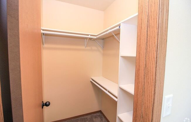 3 beds, 2.5 baths, 1,260 sqft, $1,640, Unit 6800-04
