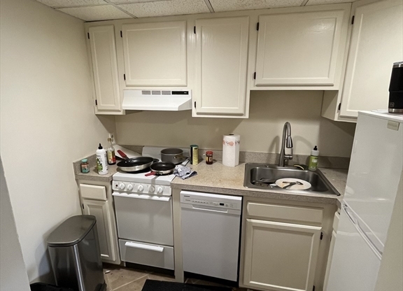 Studio, 1 bath, 350 sqft, $2,300, Unit 34