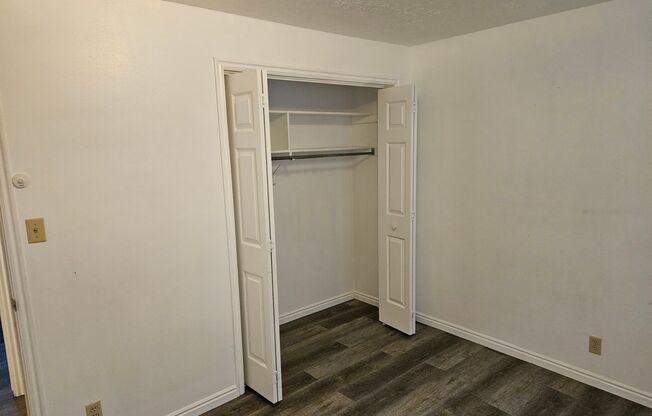 2 beds, 1 bath, $1,325, Unit 835