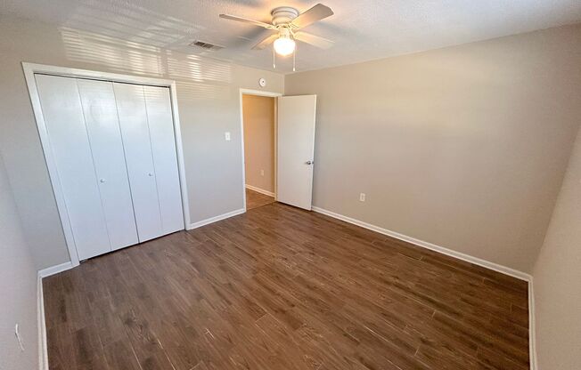 2 beds, 1 bath, $950, Unit Apt 5