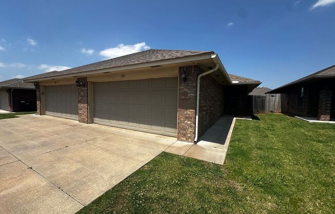 3 Bedroom 2 Bathroom 2 Car Garage Duplex In Moore