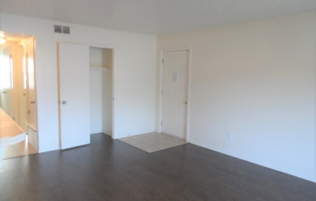 2 beds, 1 bath, 800 sqft, $850, Unit 1311 Glen Oaks #2