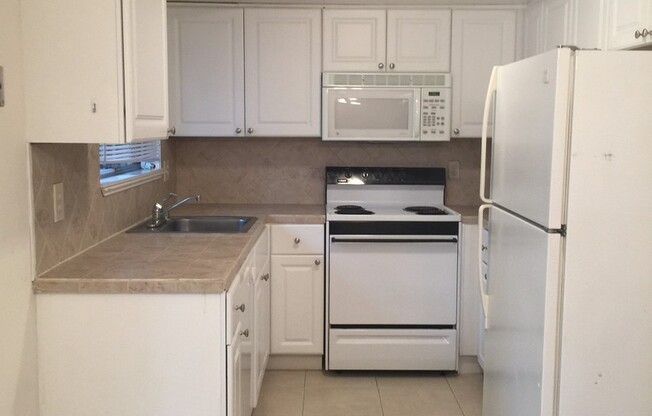 2 beds, 1 bath, 900 sqft, $1,595