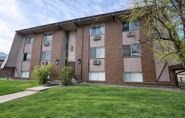 Boutique 6-Unit Community in the Heart of Lakewood!