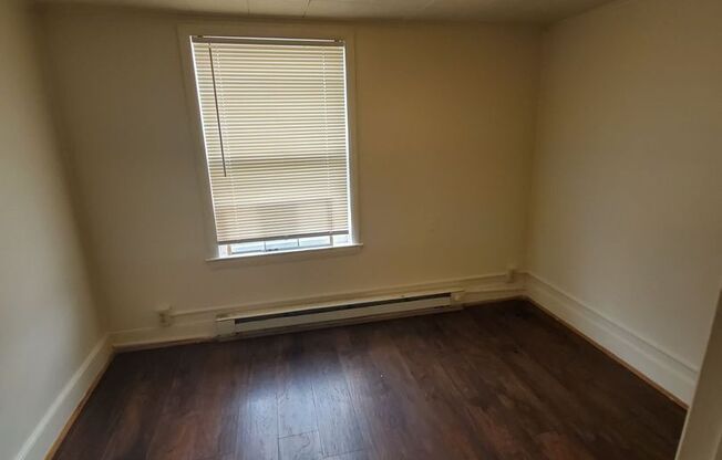 3 beds, 1 bath, $975, Unit 109