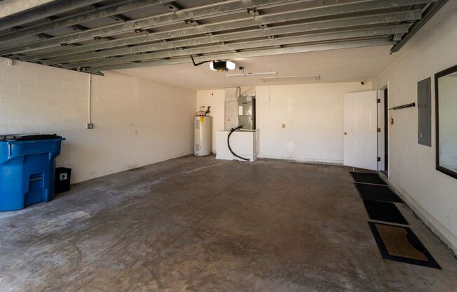 New Listing in Desirable Eagle Creek! 3/2/2