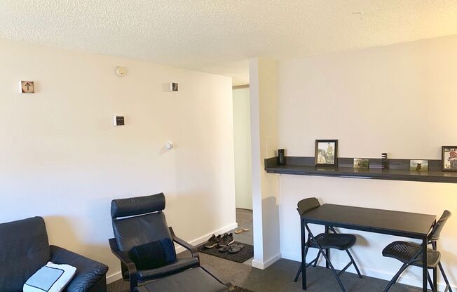 2 beds, 1 bath, $2,100