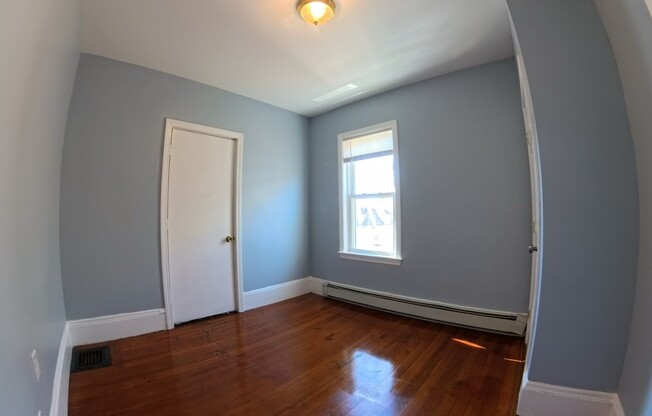 3 beds, 1 bath, $3,000, Unit 3