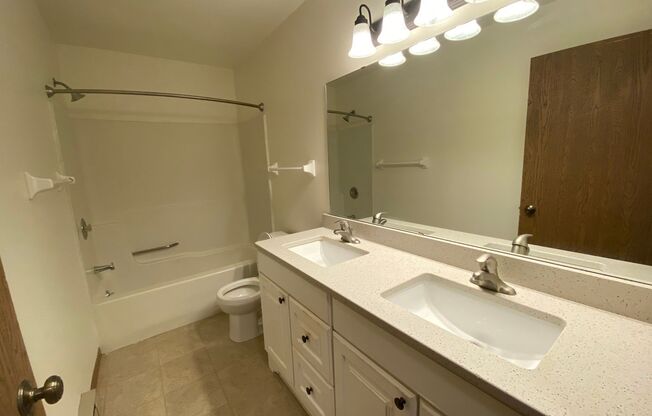 2 beds, 1 bath, 950 sqft, $1,700, Unit 7701RB