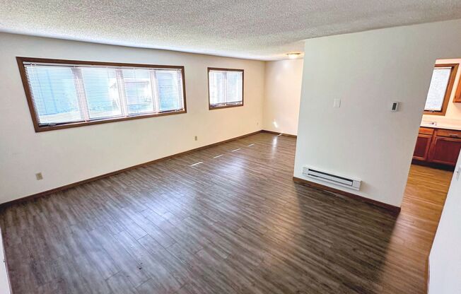 3 beds, 1 bath, 1,100 sqft, $1,600, Unit 907