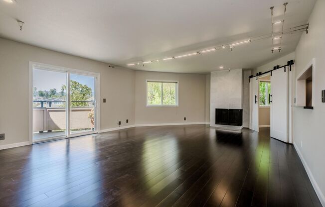 EPIC REA:End-Unit & Top 2 Floor (Penthouse); Spacious Modern Townhome-style end unit w/ patio & EV parking in Burlingame