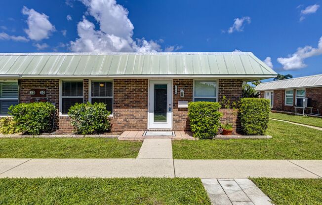 ** NEAR DOWNTOWN ** 2 BED / 2 BATH CONDO - LIKE NEW! - WATERFRONT - BOAT DOCK - ANNUAL RENTAL