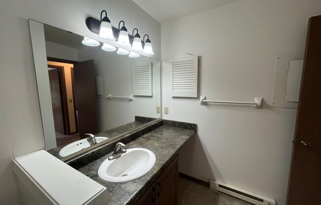 2 beds, 1 bath, 965 sqft, $1,695, Unit 7717CE