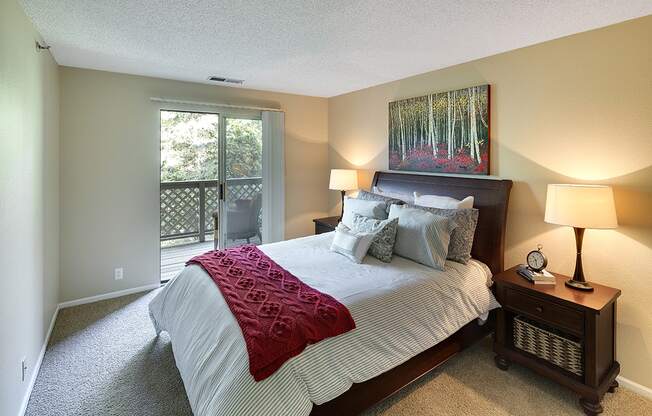 Regency Woods Apartments in Minnetonka, MN Bedroom