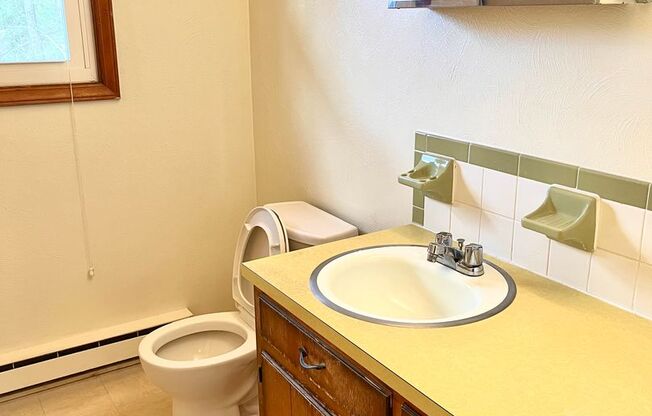 2 beds, 1 bath, 903 sqft, $1,170, Unit J-4